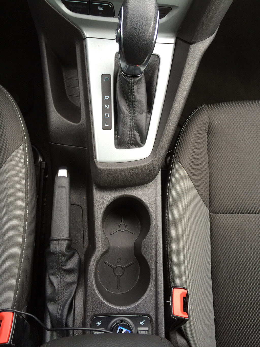 2013 ford focus cup holders