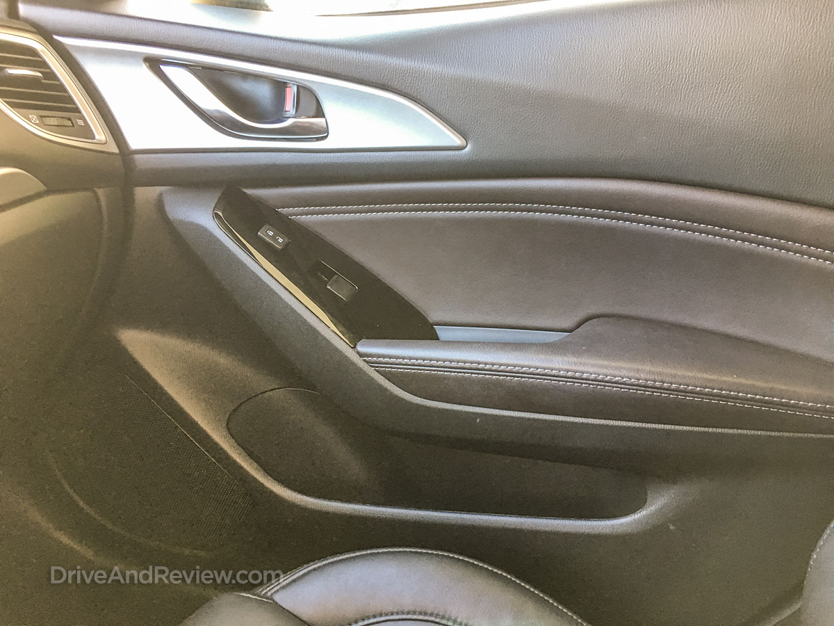 2017 Mazda 3 interior details 