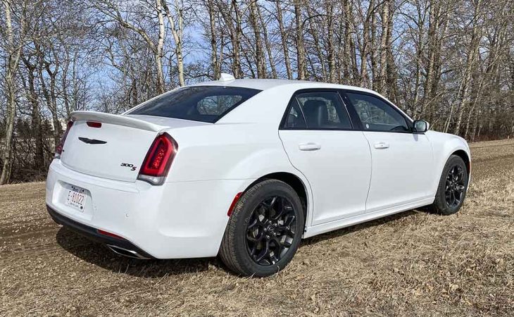 Chrysler 300 pros and cons: things you need to know before buying one!