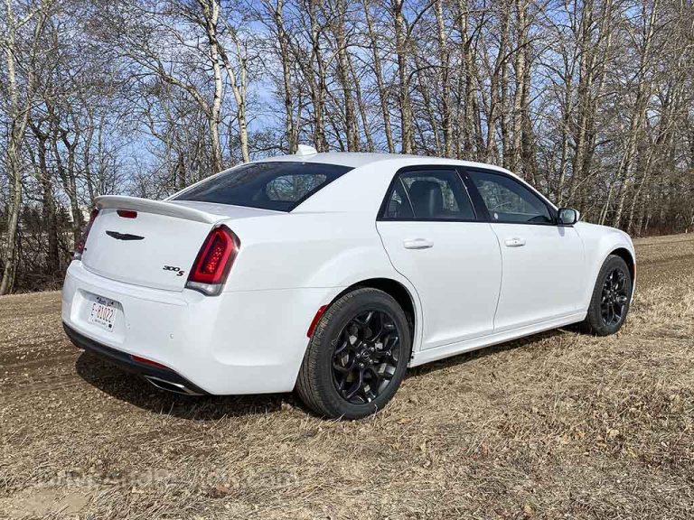 Chrysler 300 pros and cons: things you need to know before buying one!