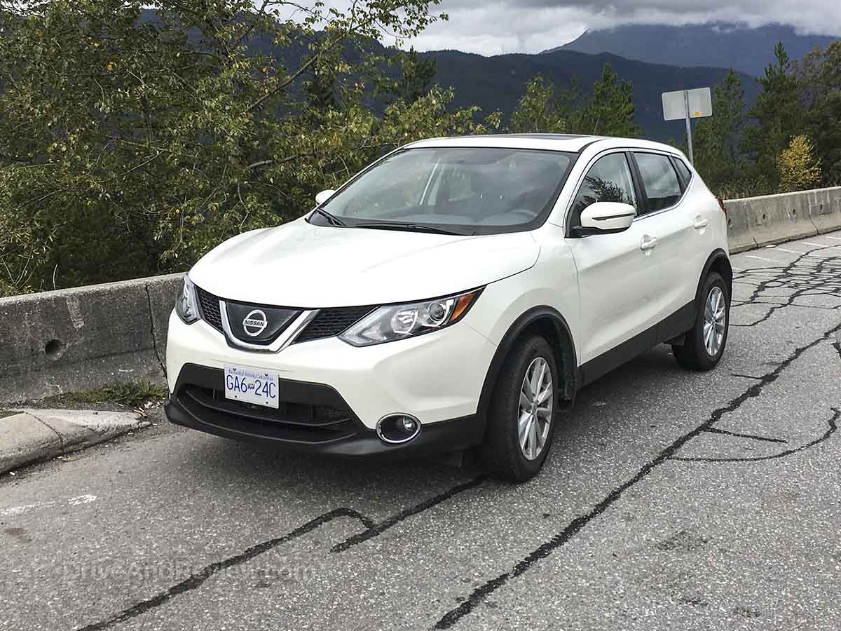 2018 Nissan Rogue front 3/4 view