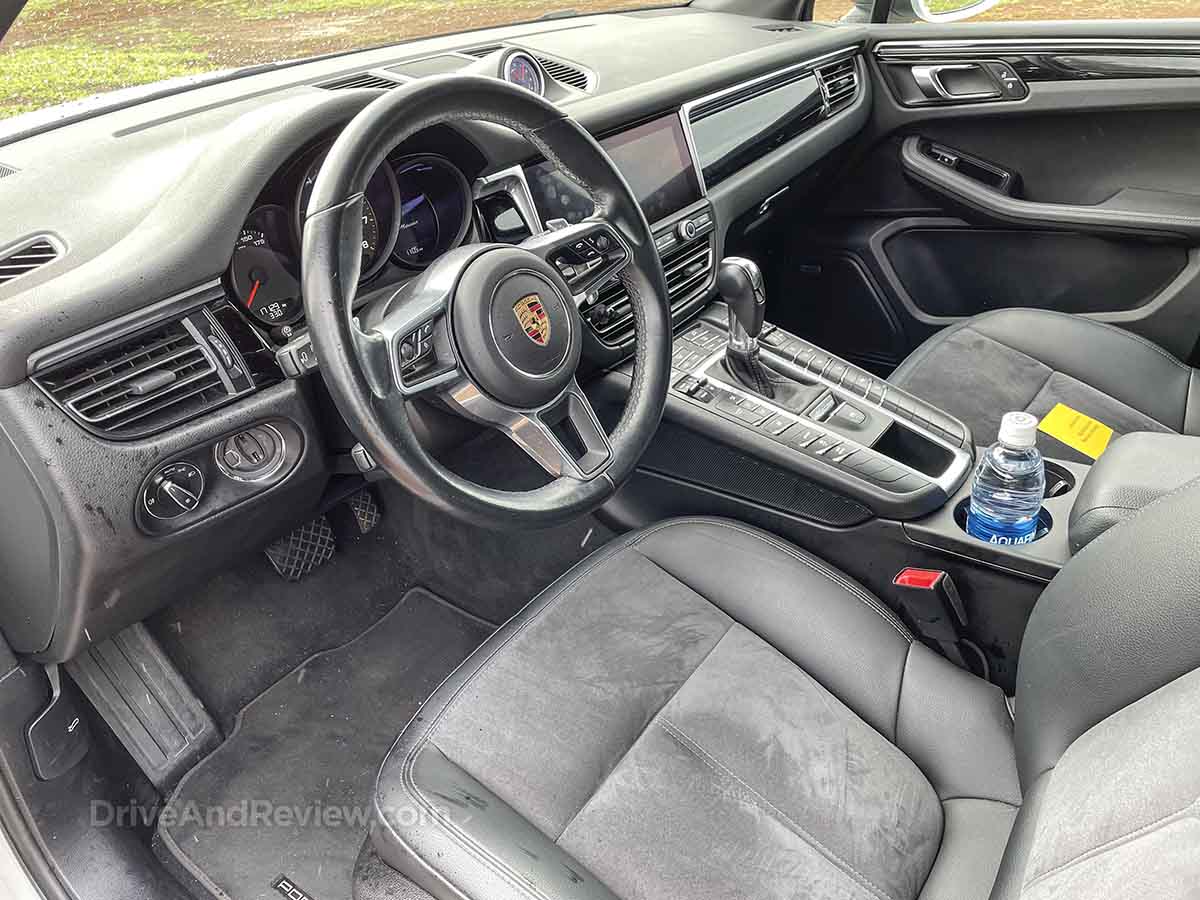2020 Porsche Macan interior 