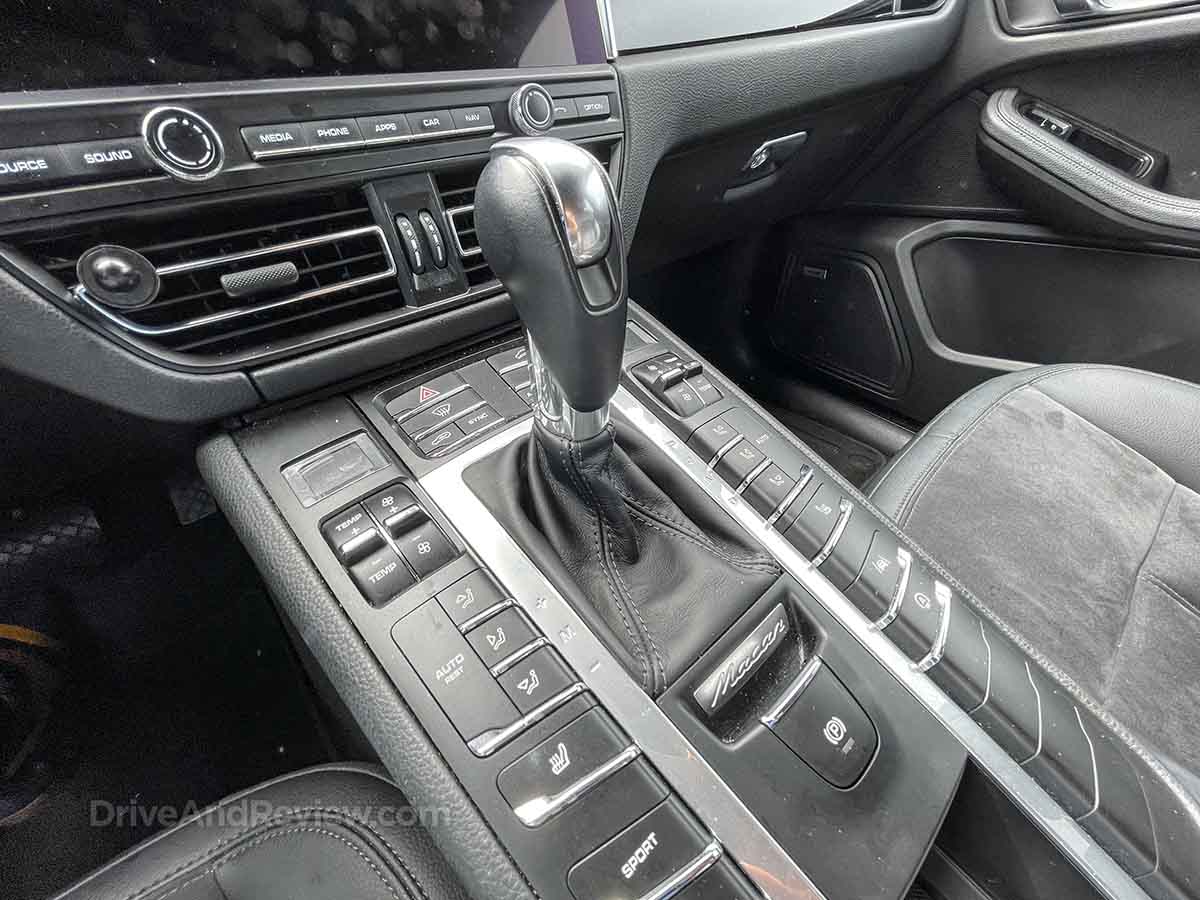 2020 Porsche Macan center console