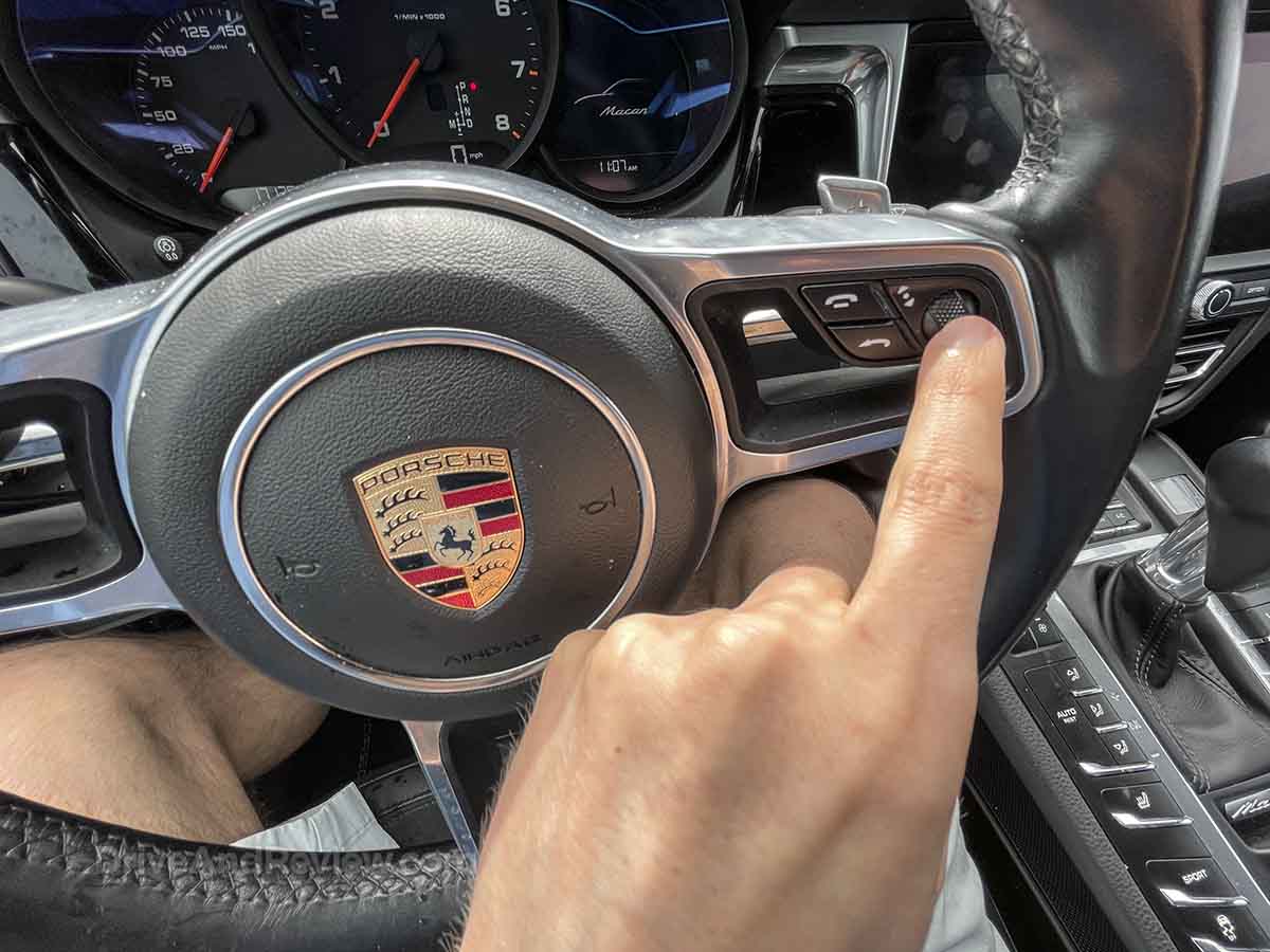 2020 Porsche Macan steering wheel controls