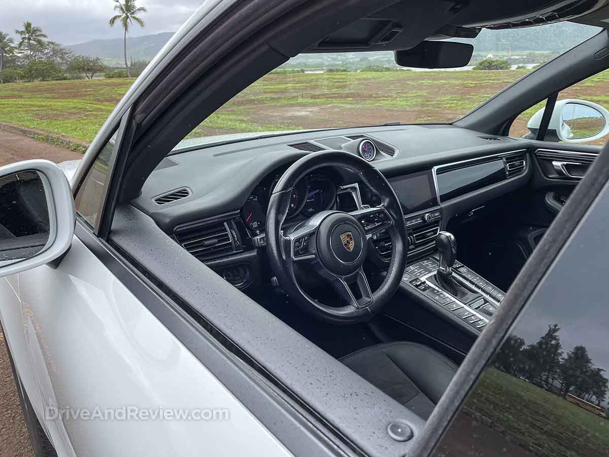 Porsche Macan steering wheel and dashboard