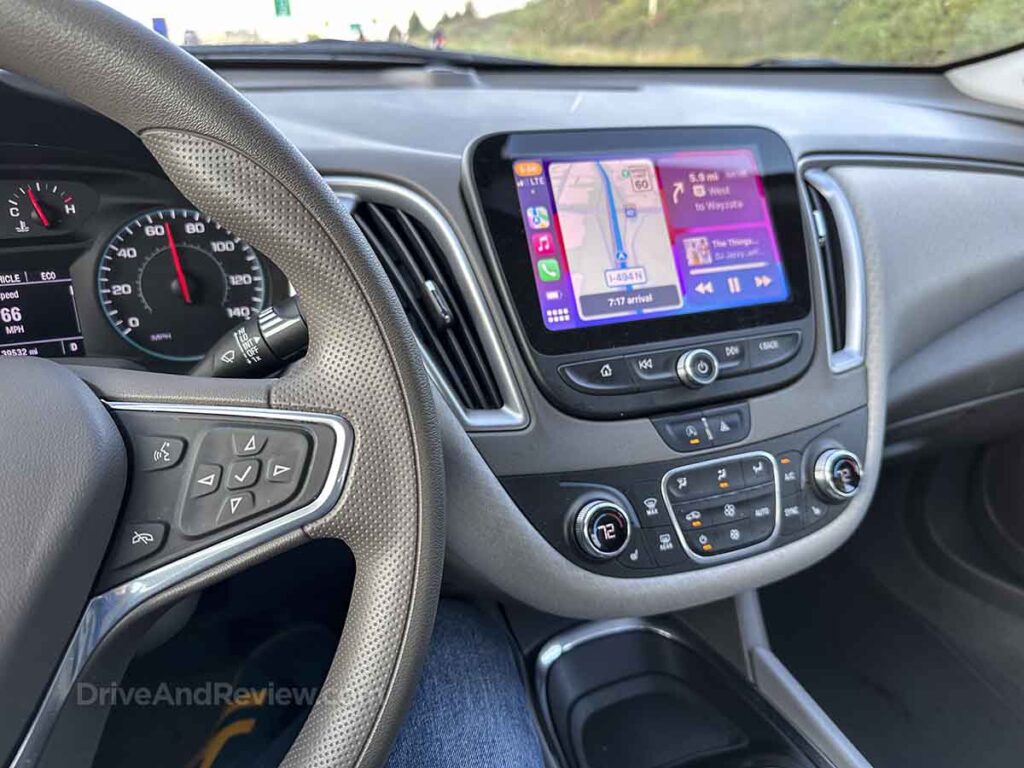 2022 chevrolet malibu infotainment system with Apple CarPlay