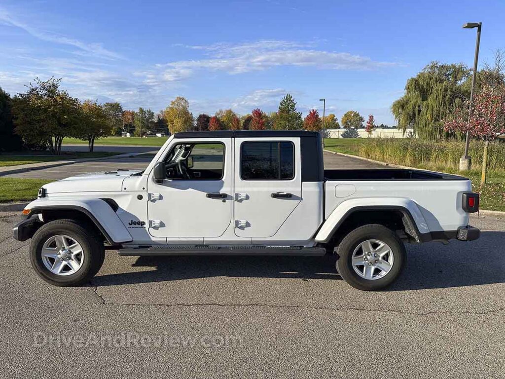 White Jeep gladiator side view
