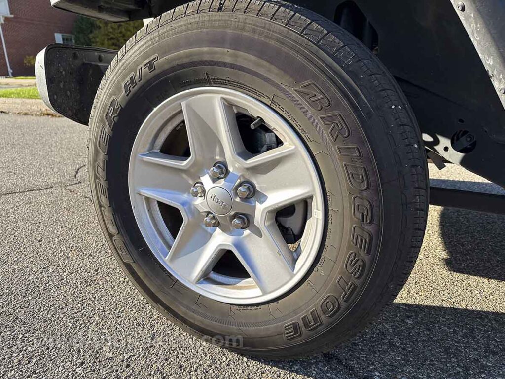 2023 jeep gladiator sport 17 inch tires and wheels