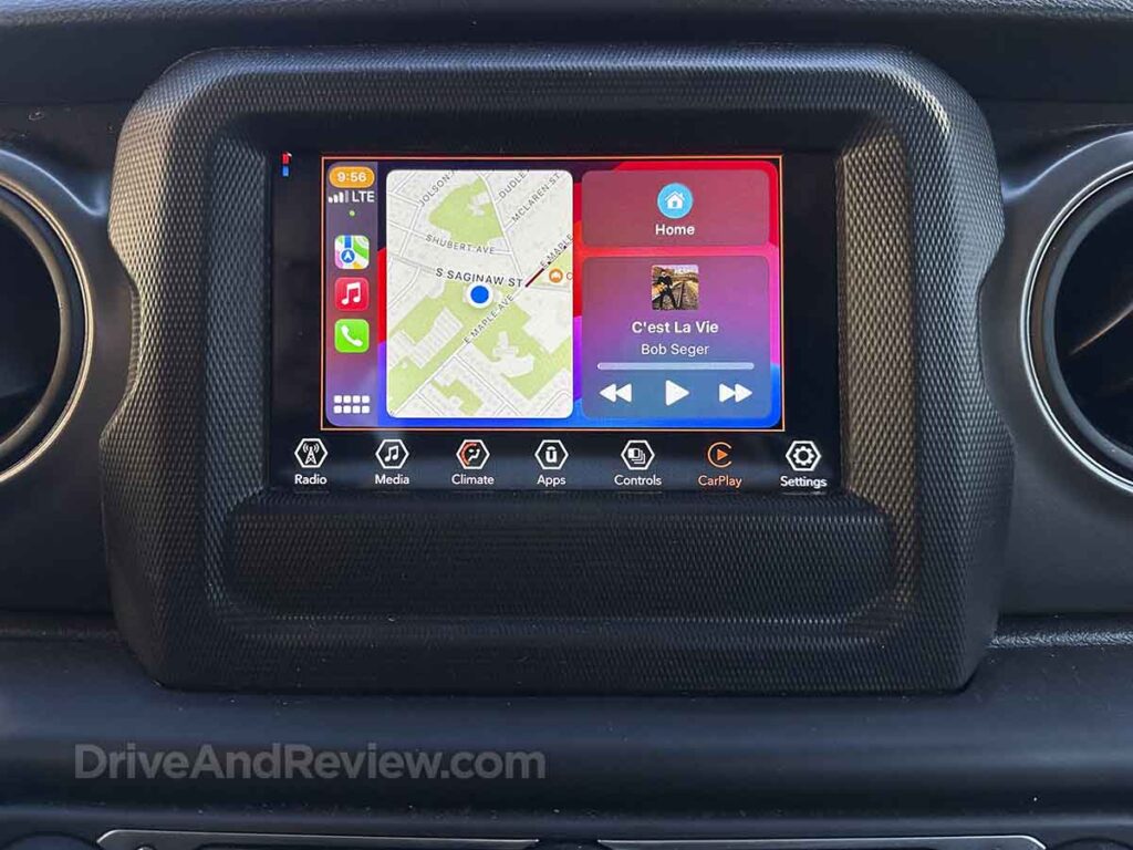2023 jeep gladiator infotainment and Apple CarPlay