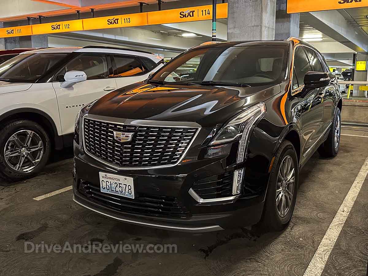 2023 Black Cadillac XT5 Front three-quarter view