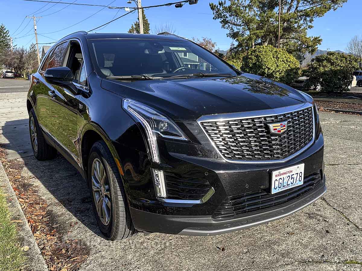 2023 black Cadillac XT5 front view
