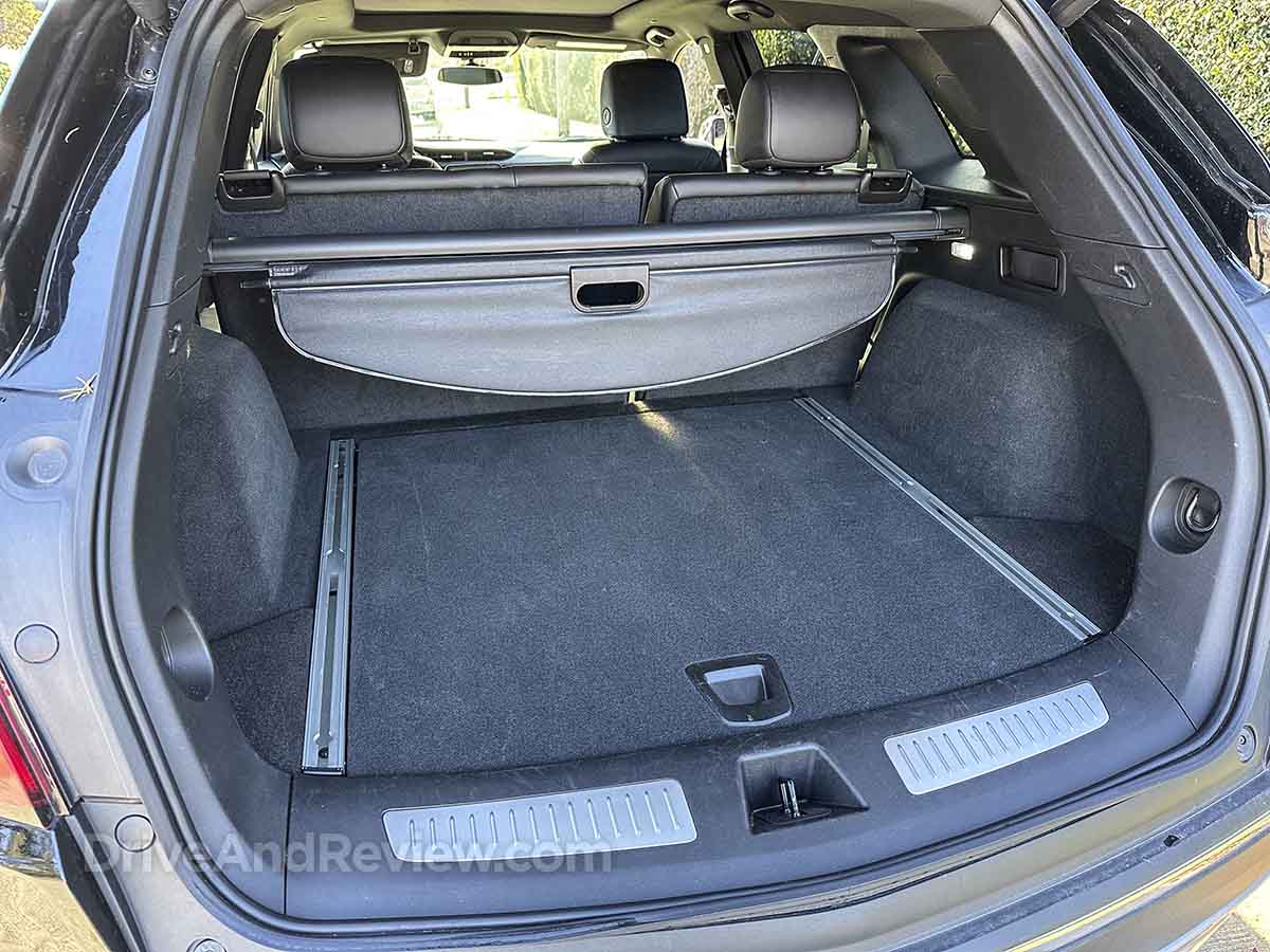 2023 cadillac xt5 rear cargo area