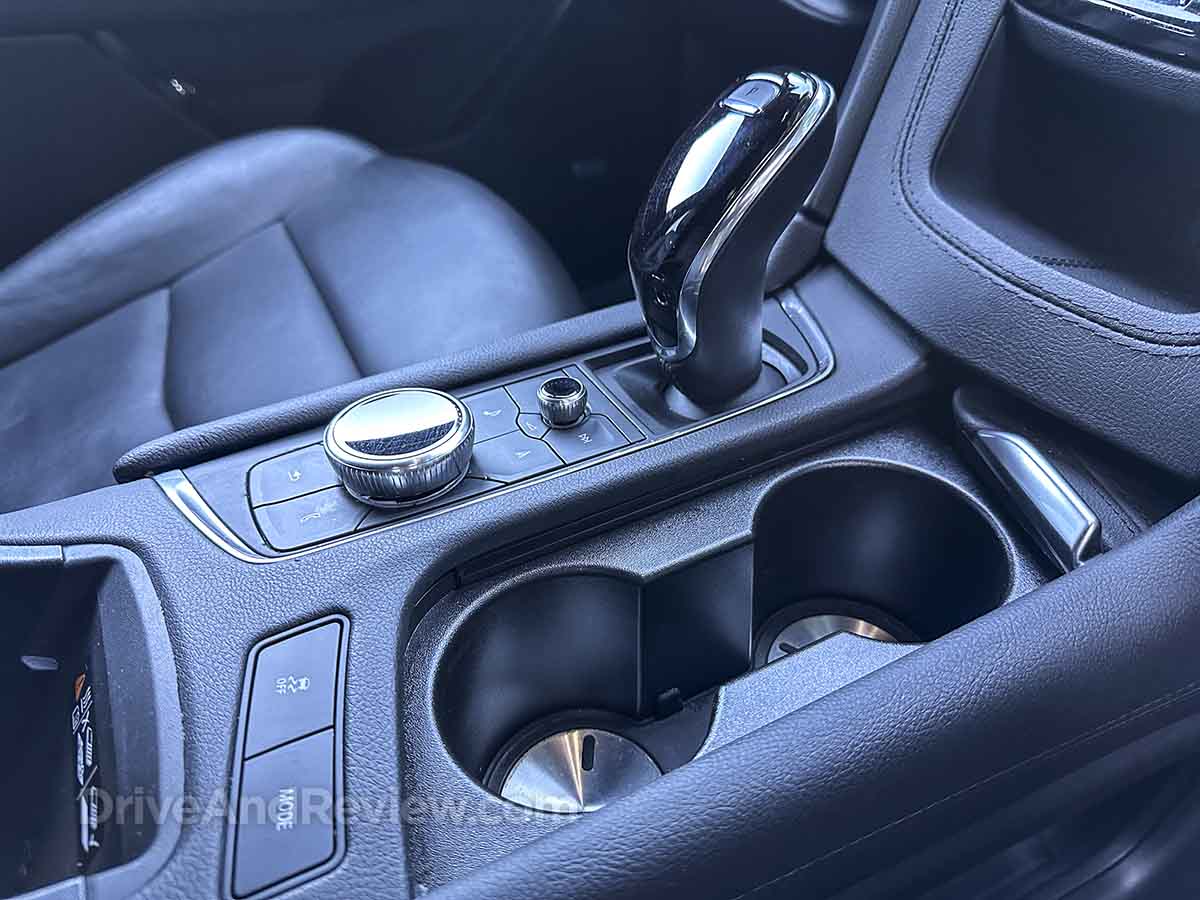 2023 cadillac xt5 center console and gear selector