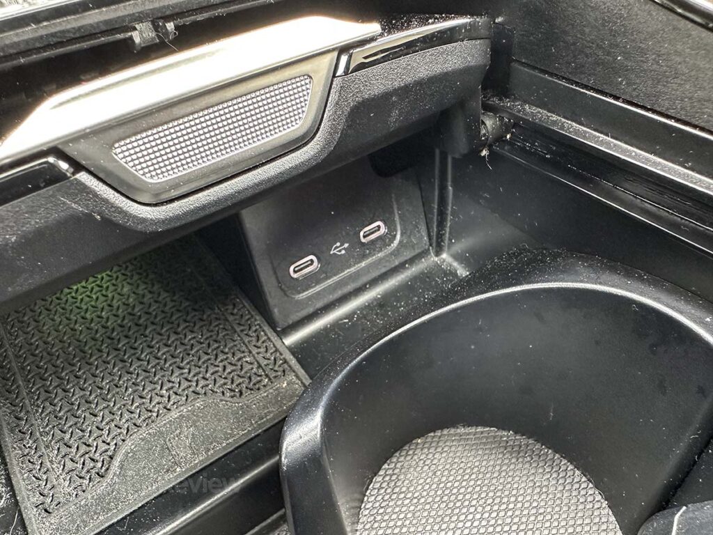 2025 Mercedes Benz C300 USB-C charging ports