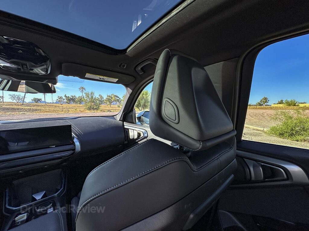 Front seat headrest in the 2026 BMW X3 30